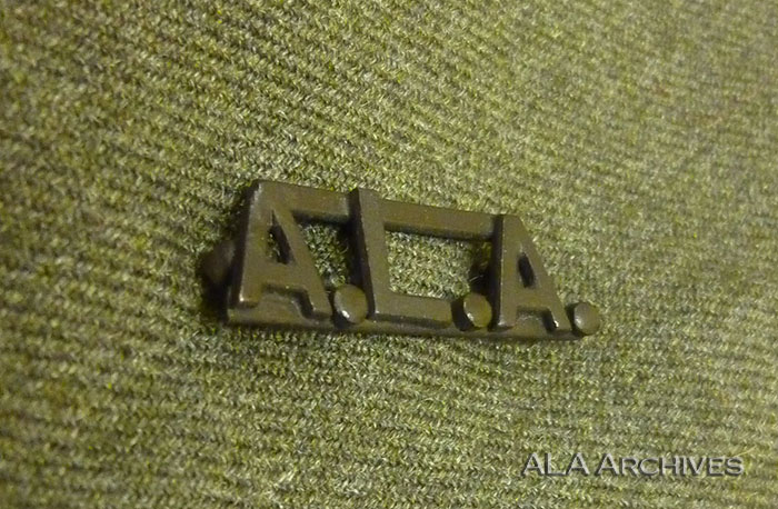 Original version of the pin, replaced by open-book style in 1918.